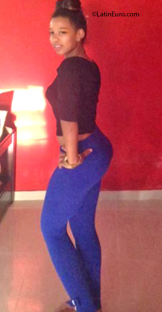 Date this sensual Dominican Republic girl Elizabeth from Santo Domingo DO24653