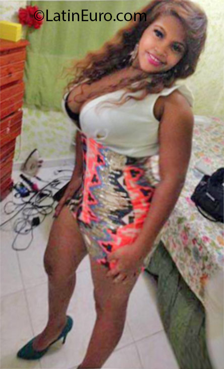 Date this happy Dominican Republic girl Doris from Santo Domingo DO24675