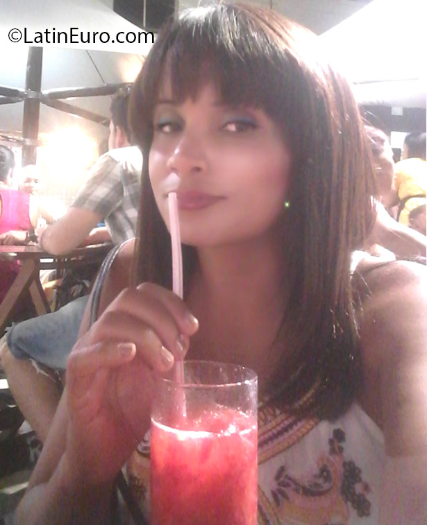Date this attractive Brazil girl Andrea from Salvador BR9565