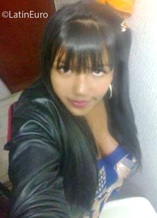 Date this gorgeous Colombia girl Denis from Bogota CO18628