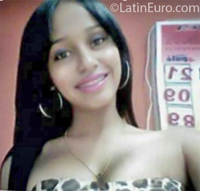 Date this foxy Dominican Republic girl Clarisa from Santiago DO24918