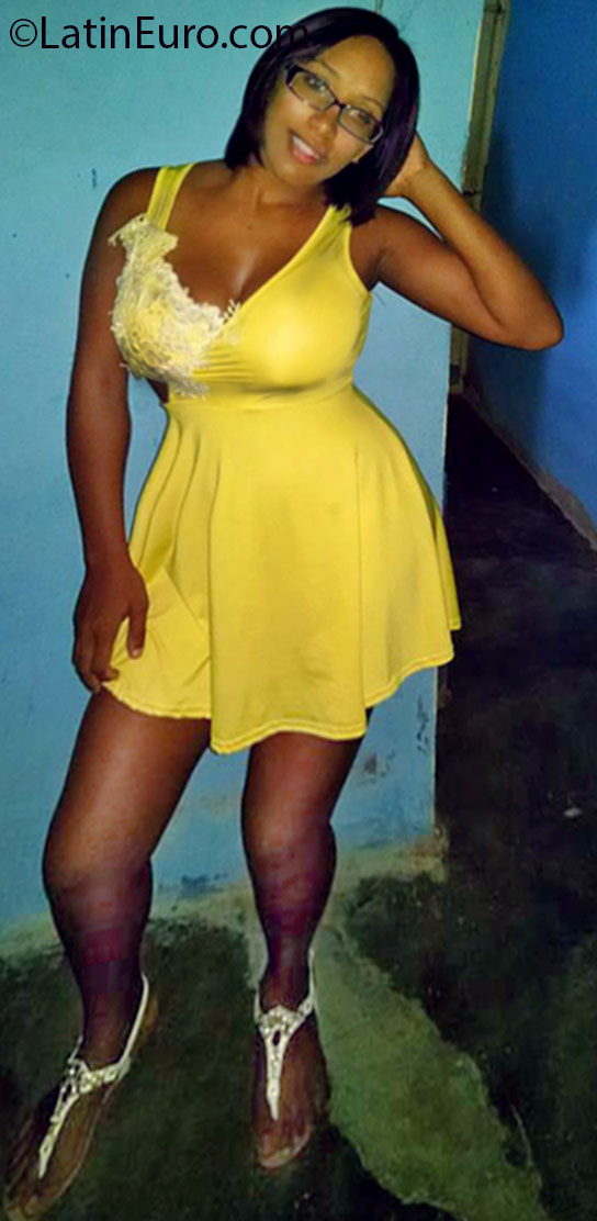 Date this stunning Dominican Republic girl Yanely from Santiago DO25189