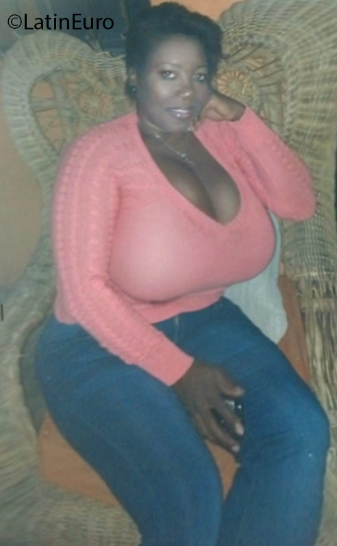 Date this nice looking Dominican Republic girl Mireya from Santo Domingo DO25342