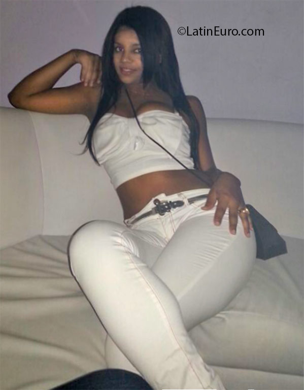 Date this hard body Dominican Republic girl Anyelinia from Santiago DO25445
