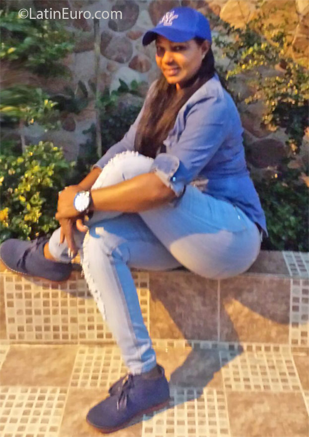 Date this athletic Dominican Republic girl Betania from Santo Domingo DO25465