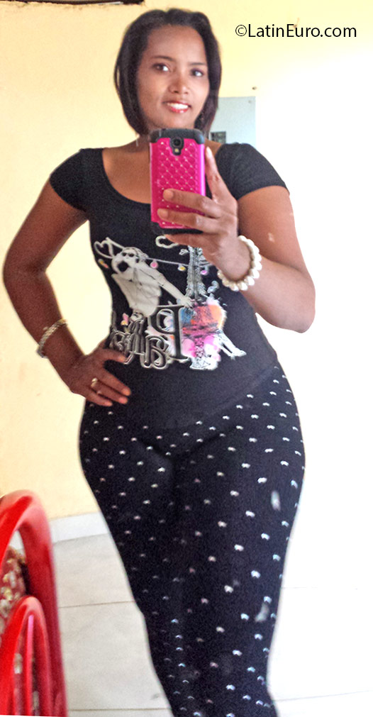 Date this nice looking Dominican Republic girl Leidy from Santo Domingo DO25525