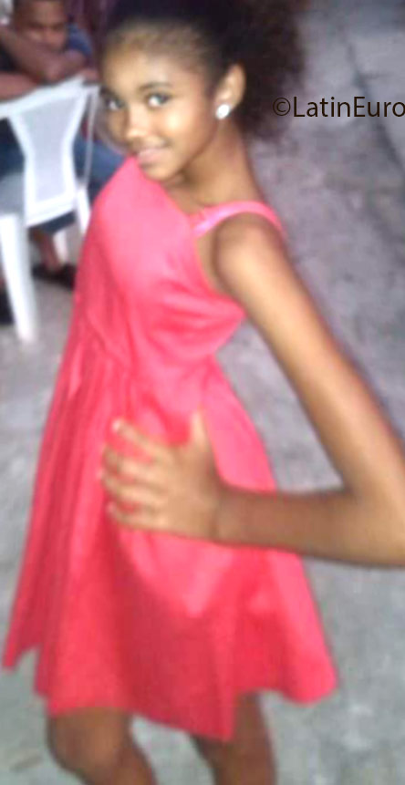 Date this happy Dominican Republic girl Krissi from Santo Domingo DO25662