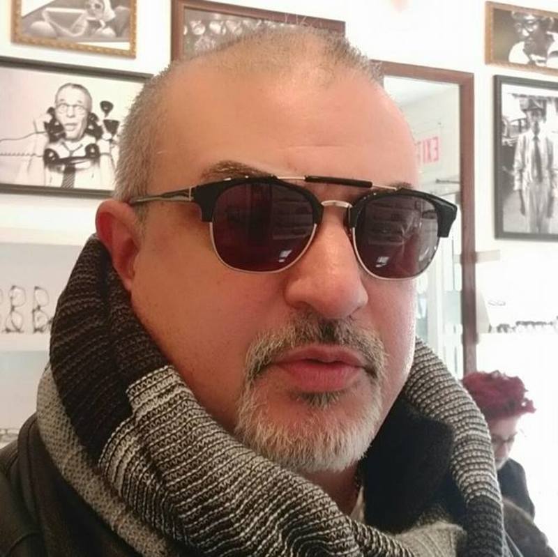 Date this georgeous United States man ElRomantico from Chicago US17326