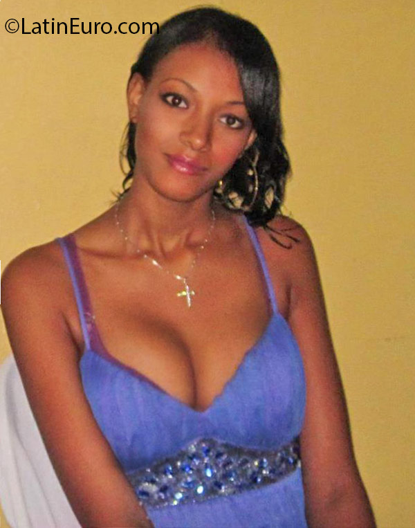 Date this stunning Dominican Republic girl Hermilan from Santo Domingo DO25805