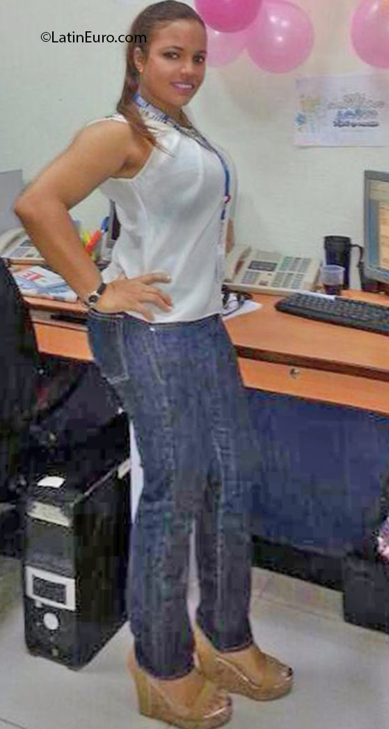 Date this athletic Dominican Republic girl Flor from Santo Domingo DO25807