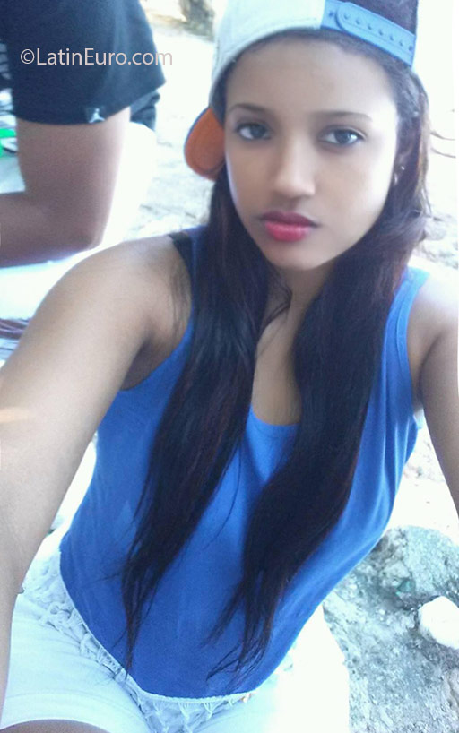 Date this foxy Dominican Republic girl Gabriela from Santiago DO25863