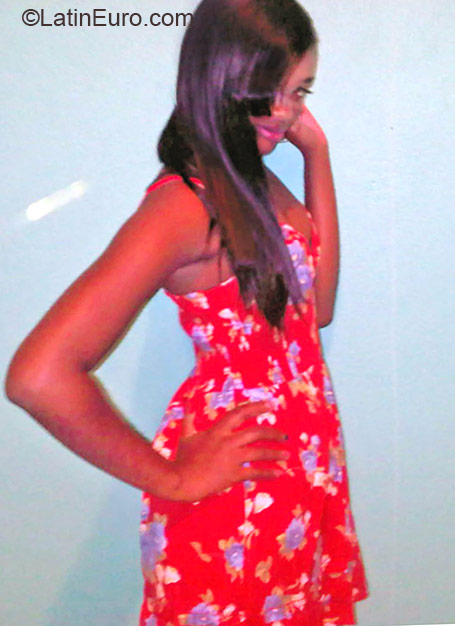 Date this foxy Jamaica girl Shevele from Kingston JM2359