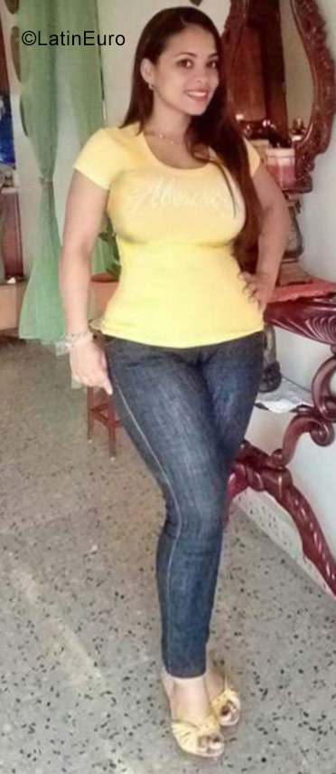 Date this young Dominican Republic girl Denny from  DO26857