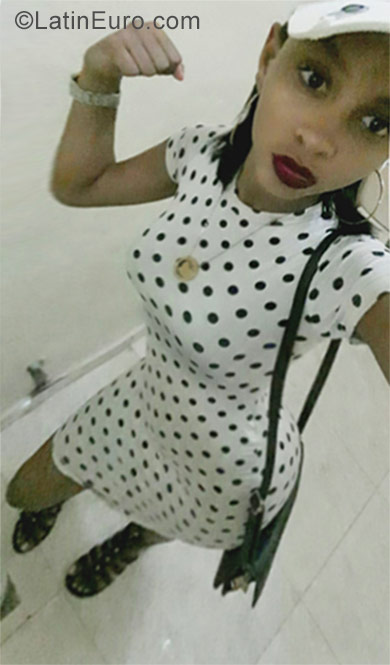 Date this stunning Dominican Republic girl Winifer from Santiago DO29389