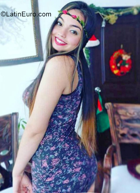 Date this attractive Colombia girl Valentina from Medellin CO22369