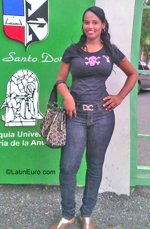 Date this gorgeous Dominican Republic girl Raquel from Santo Domingo DO30380