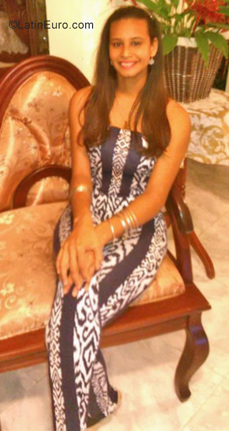Date this charming Dominican Republic girl Indaia from Santo Domingo DO30620