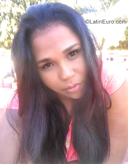 Date this stunning Dominican Republic girl Mia from Santo Domingo DO30710