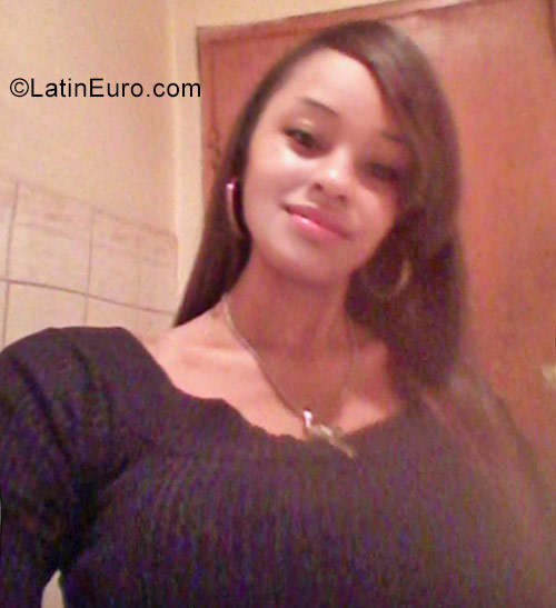 Date this good-looking Colombia girl Loren from Buenaventura CO22785