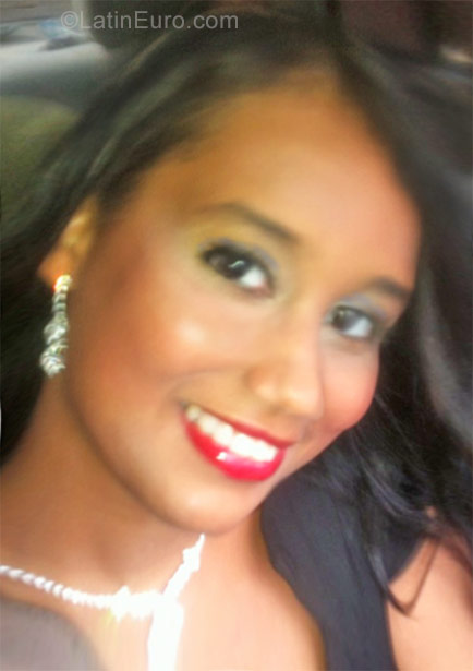 Date this stunning Dominican Republic girl Madde from Santo Domingo DO30824