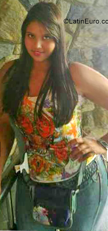 Date this charming Venezuela girl Ariana from Caracas VE1119