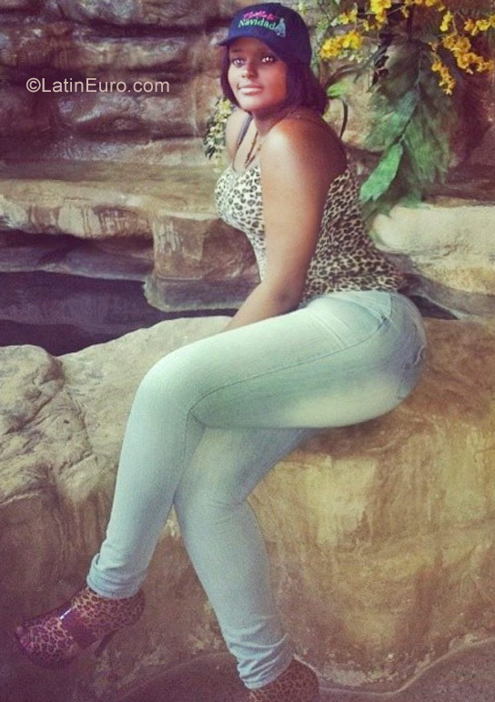 Date this nice looking Dominican Republic girl Paola from Santo Domingo DO30890
