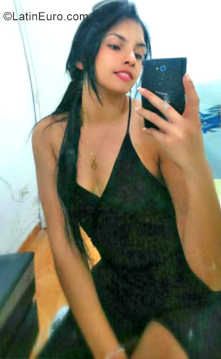 Date this gorgeous Colombia girl Yeimi from Barranquilla CO22880