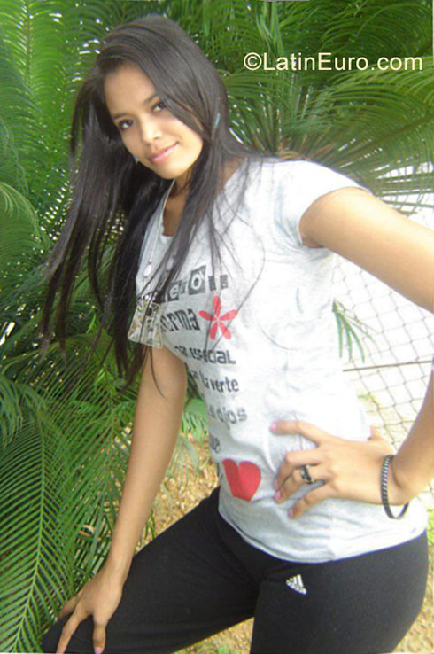 Date this stunning Venezuela girl Nacarie from Anzoategui VE1219