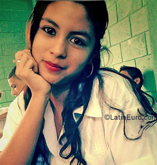 Date this foxy Honduras girl Yarielia from La Lima HN2422