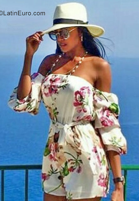 Date this athletic Dominican Republic girl Saimirs from La Romana DO32114