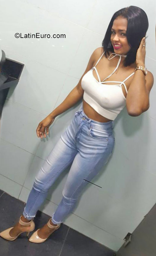 Date this charming Dominican Republic girl Tiffany from Santo Domingo DO31467