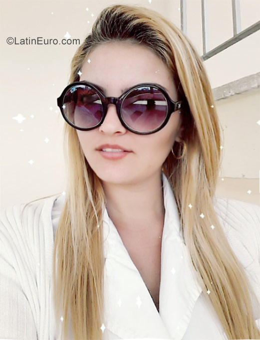 Date this attractive Cuba girl Yenifer from Cienfuegos CU259