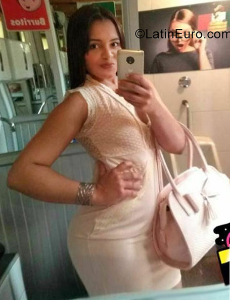 Date this nice looking Colombia girl Camilita from Santa Marta CO23474