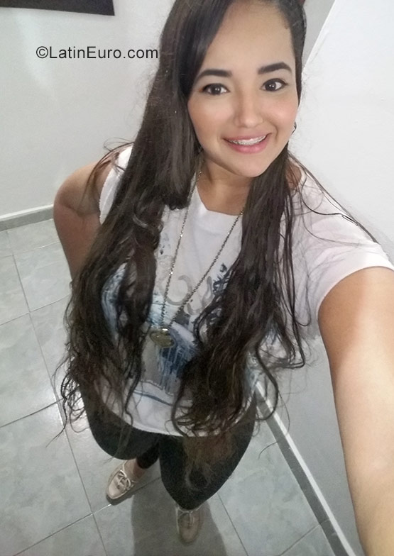 Date this nice looking Colombia girl Isa from Monteria CO23505