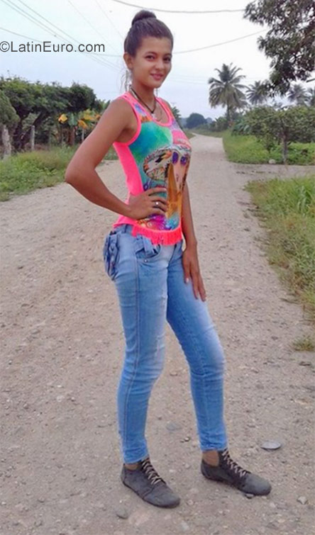 Date this attractive Venezuela girl Yamileth from Perija VE1415