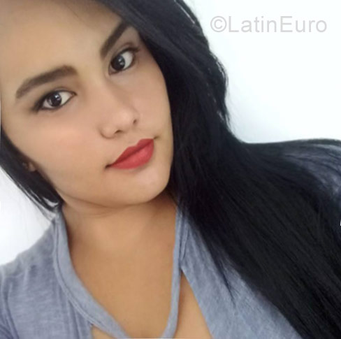 Date this foxy Colombia girl Mayerlin from Cali CO23555