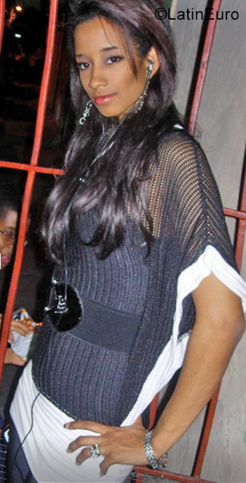Date this funny Dominican Republic girl Alina from Santo Domingo DO31922