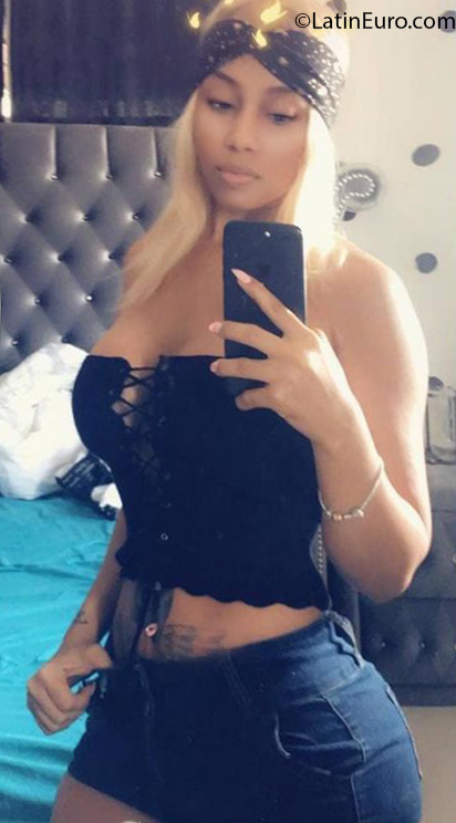 Date this foxy Dominican Republic girl Lesly from Santo Domingo DO31957