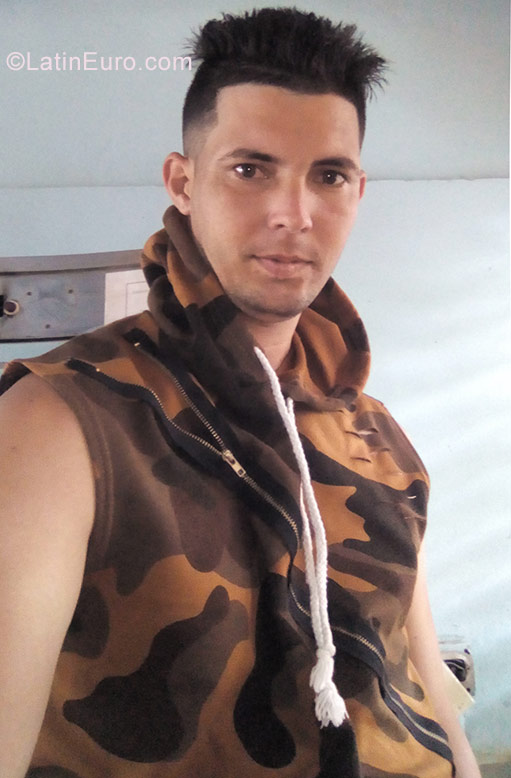 Date this beautiful Cuba man Cmolivera from Holguin CU273