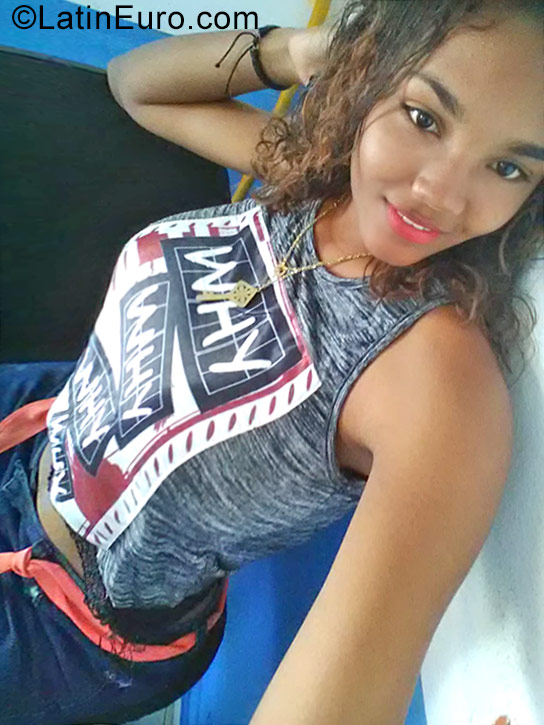 Date this hot Dominican Republic girl Neraliza from Santiago DO32021