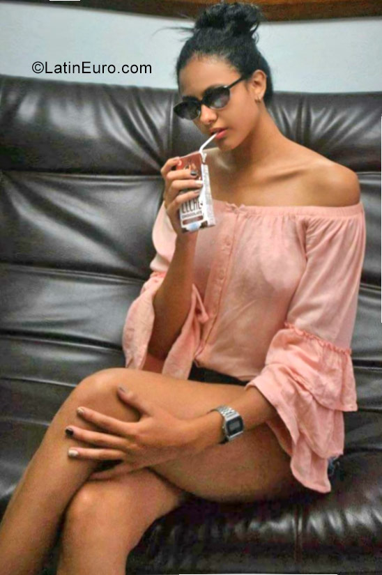 Date this sultry Colombia girl Xioma from Guadalajara De Buga CO23745