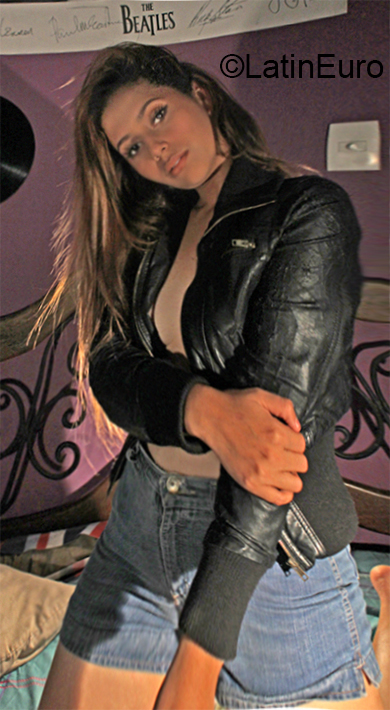 Date this nice looking Venezuela girl Natalia from Maracaibo VE1617