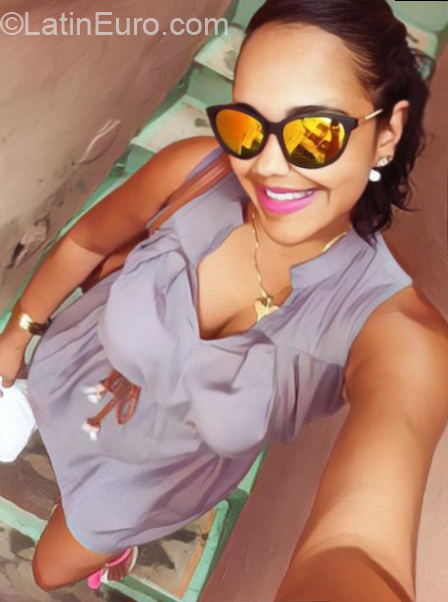 Date this hot Dominican Republic girl Erika from Santo Domingo DO32522