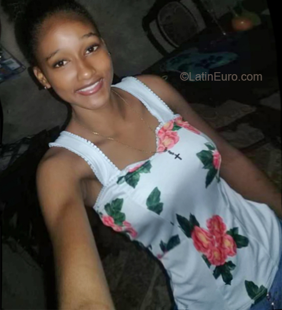 Date this charming Colombia girl Ariana from El Bagre CO23919