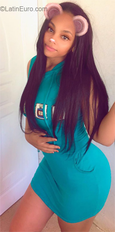 Date this voluptuous Dominican Republic girl Karla from Santo Domingo DO32533