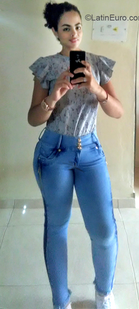 Date this foxy Colombia girl Yesica from Medellin CO23927