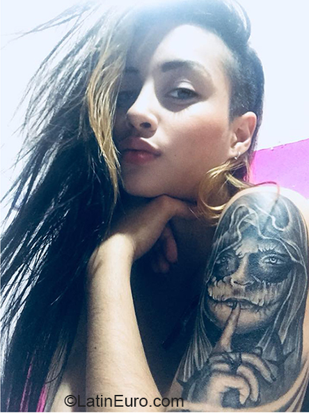 Date this happy Colombia girl Melany from Cali CO23930