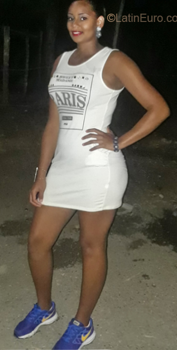 Date this attractive Dominican Republic girl Adelnely from Santo Domingo DO34250