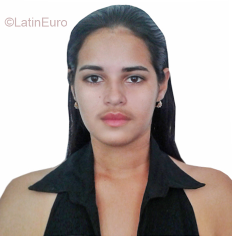 Date this athletic Cuba girl Zuli from Havana CU325