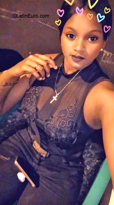 Date this gorgeous Dominican Republic girl Charina from Santo Domingo DO32724